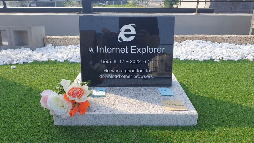 Bia tưởng niệm của trình duyệt Internet Explorer, do kỹ sư phần mềm Jung Ki-young của Hàn Quốc tạo ra, được chụp tại tầng thượng của một quán cà phê ở Gyeongju, Hàn Quốc, ngày 17/6. Ảnh: Jung Ki-Young qua REUTERS.