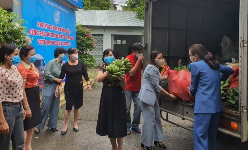 Hội Liên hiệp Phụ nữ tỉnh Kon Tum tiếp nhận thực phẩm, phân loại, bảo quản cẩn thận để gửi đến phụ nữ TP Hồ Chí Minh.