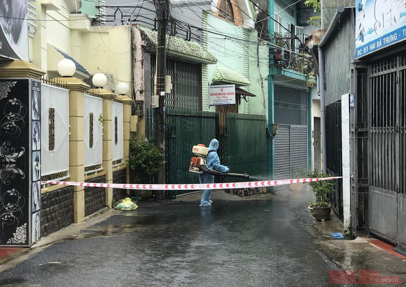 Phun thuốc khử khuẩn khu vực dân cư thuộc Tổ dân phố 1, phường Hoa Lư nơi phát hiện các ca nhiễm mới.