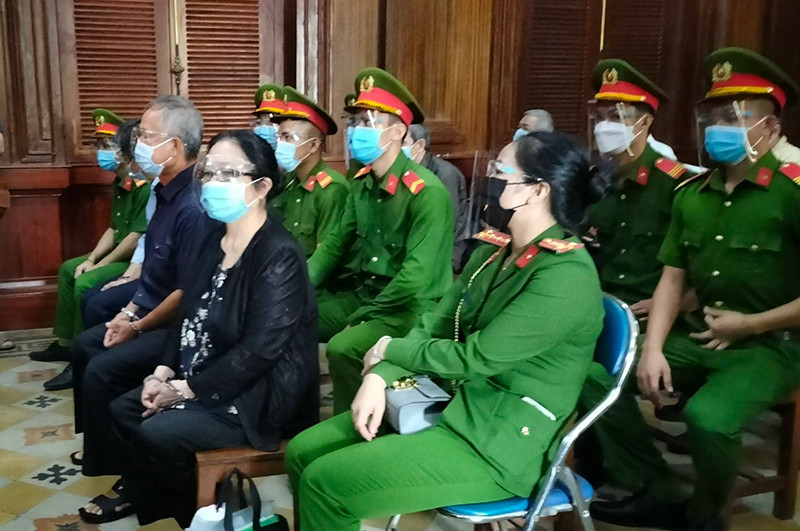 Các bị cáo được đưa ra xét xử tại phiên tòa.