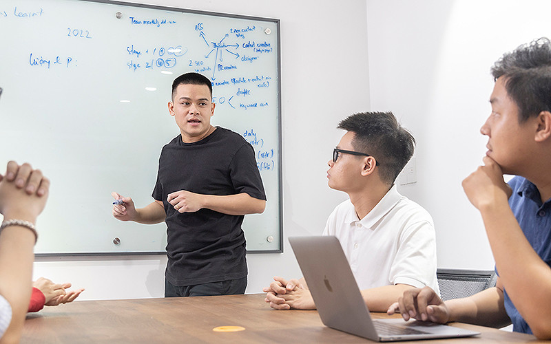 Lê Đình Lực, tác giả phương pháp dạy và học ngoại ngữ Linearthinking thảo luận công việc với các đồng nghiệp. (Ảnh: Nhật Minh)