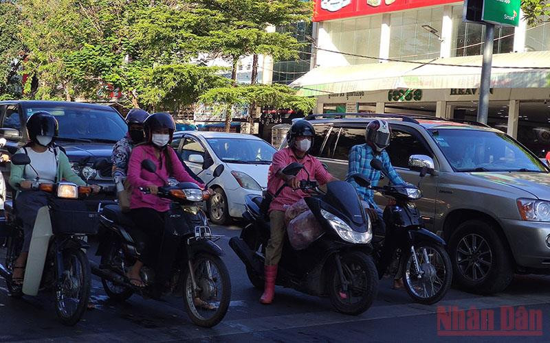 Người dân Phnom Penh đeo khẩu trang khi tham gia giao thông, sáng 15/12/2021. (Ảnh: Nguyễn Hiệp)