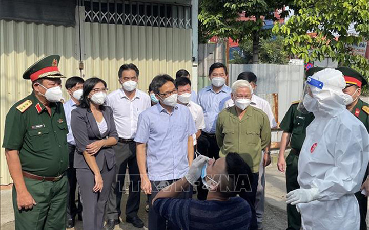 Phó Thủ tướng Vũ Đức Đam kiểm tra công tác test nhanh Covid-19 và khuyến khích người dân tự thử xét nghiệm. 
