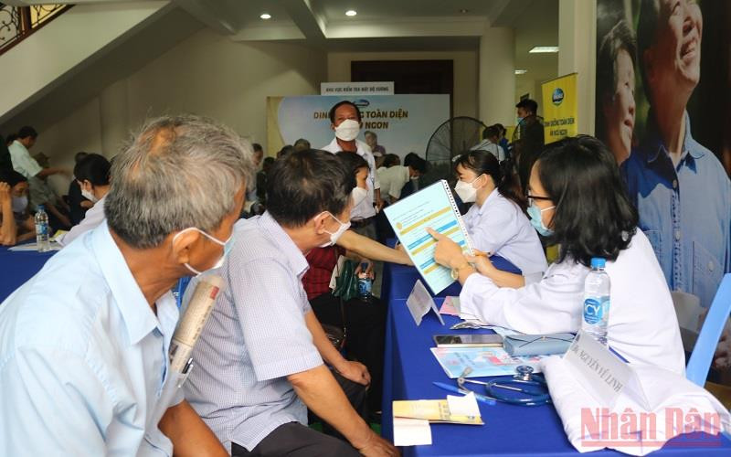 Thăm khám sức khỏe cho người cao tuổi tỉnh Thái Bình.