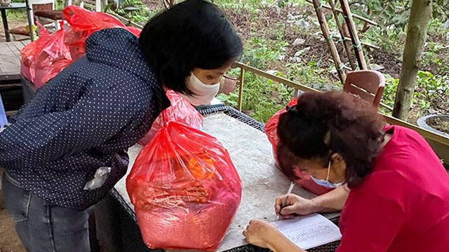 Nhu yếu phẩm được các tình nguyện viên SCDI trao tận tay người nghèo.