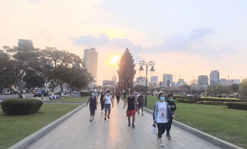 Người dân đi bộ trong một công viên ở trung tâm Phnom Penh. 