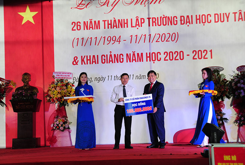 Nhiều doanh nghiệp hỗ trợ học bổng cho sinh viên ĐH Duy Tân sáng 11-11.