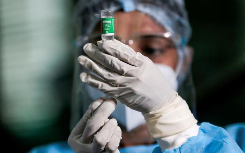 Nhân viên y tế tại Bệnh viện Bệnh truyền nhiễm tại Sri Lanka xử lý vaccine AstraZeneca do Viện Huyết thanh Ấn Độ (SII) sản xuất, ngày 29-1. (Ảnh: Reuters)