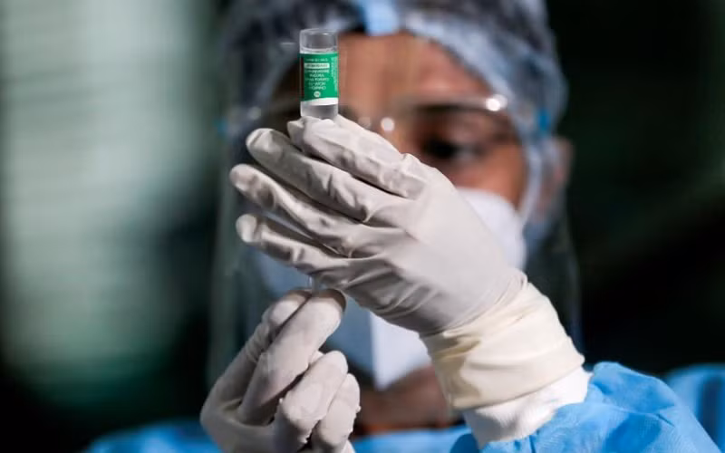 Nhân viên y tế tại Bệnh viện Bệnh truyền nhiễm tại Sri Lanka xử lý vaccine AstraZeneca do Viện Huyết thanh Ấn Độ (SII) sản xuất, ngày 29-1. (Ảnh: Reuters)