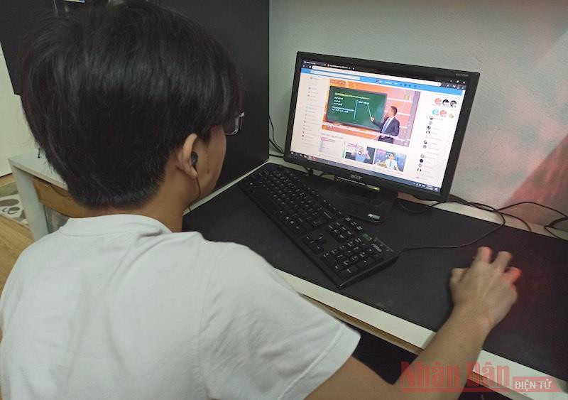 Học sinh học trực tuyến. Ảnh: DUY LINH