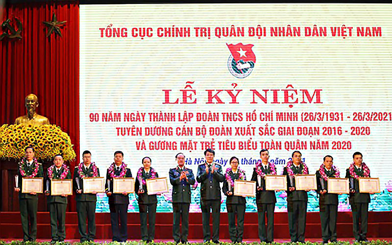 Đại tướng Lương Cường (thứ 6 từ phải qua) trao Bằng khen của Bộ trưởng Quốc phòng tặng các gương mặt trẻ tiêu biểu toàn quân năm 2020.