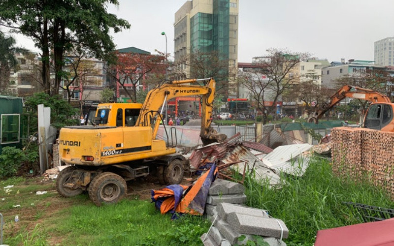 Lực lượng chức năng cưỡng chế công trình vi phạm. (Ảnh: Tiến Thành)