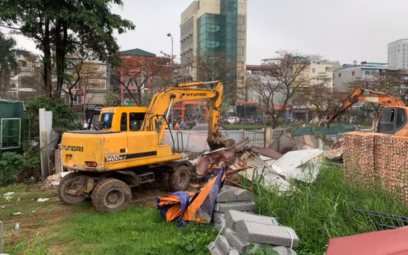 Lực lượng chức năng cưỡng chế công trình vi phạm. (Ảnh: Tiến Thành)