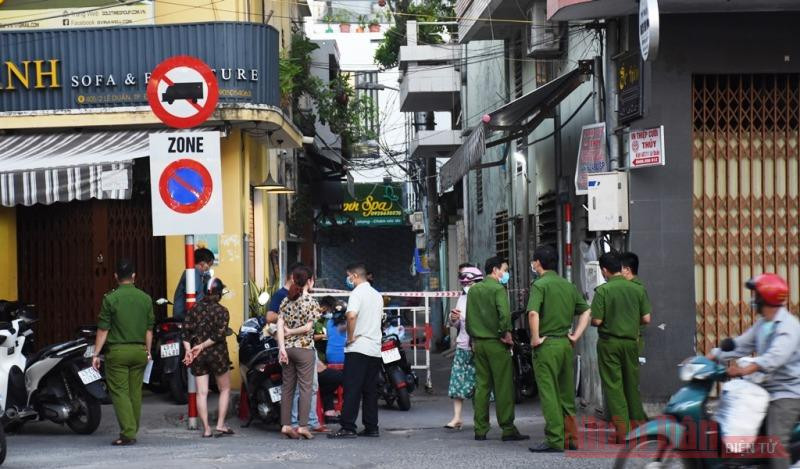 Lực lượng chức năng phong tỏa khu vực bệnh nhân N.V.H nghi mắc Covid-19 sinh sống chiều tối nay, 18-6.