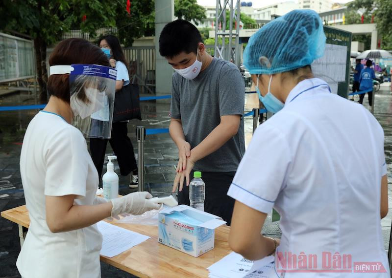 Công tác phòng dịch bệnh được tăng cường tại các điểm thi. Ảnh: DUY LINH