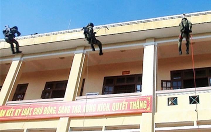 Chiến sĩ Tiểu đoàn Đặc công 409 (Bộ Tham mưu Quân khu 5) luyện tập kỹ thuật đu dây tiếp cận mục tiêu trong nhà cao tầng.