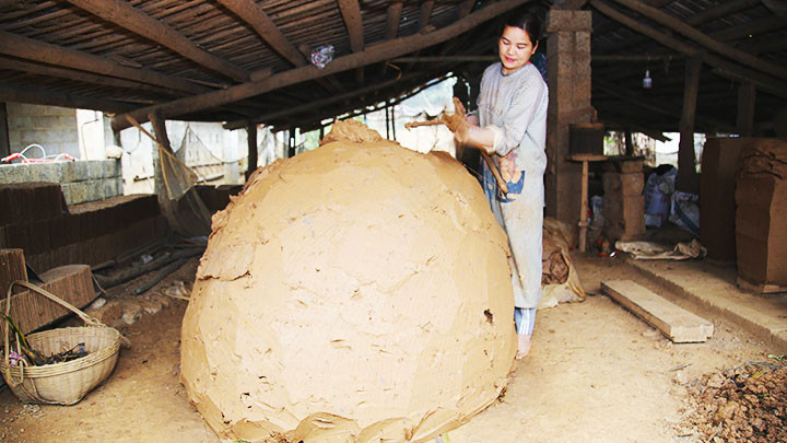 Còn rất ít người làm nghề ngói âm dương.