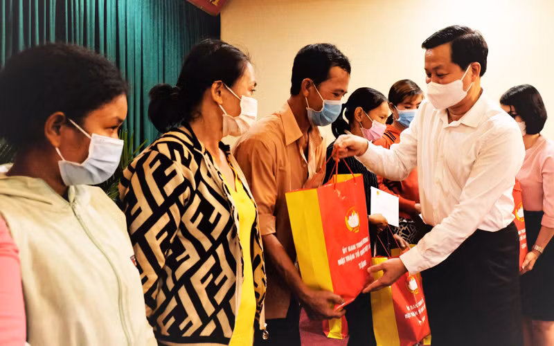 Phó Thủ tướng Lê Minh Khái trao quà Tết tặng người nghèo tại Bình Phước.