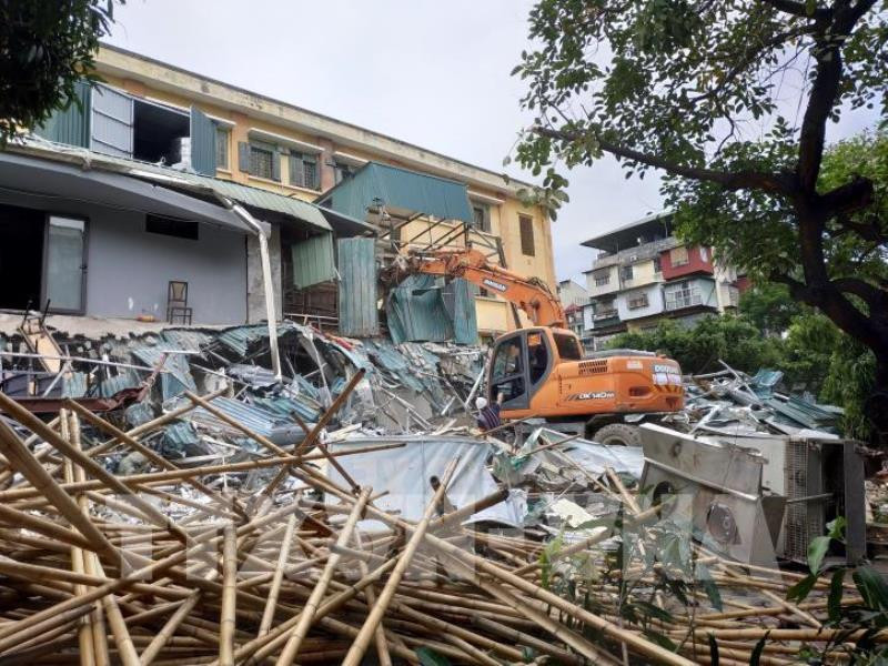 Phá dỡ các công trình xây dựng sai phép trên diện tích dự án cống hóa mương Phan Kế Bính (Ảnh: MẠNH KHÁNH).