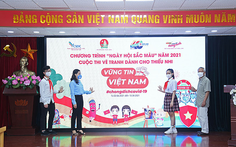 Đại diện Ban Tổ chức, Ban Giám khảo, thiếu nhi cả nước cùng ấn nút phát động cuộc thi.