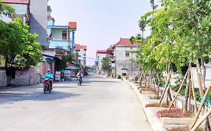 Tuyến đường liên xã Tuy Lai, huyện Mỹ Đức được mở rộng khang trang, tạo điều kiện giao thông thuận lợi cho người dân. (Ảnh KIM NHUỆ)