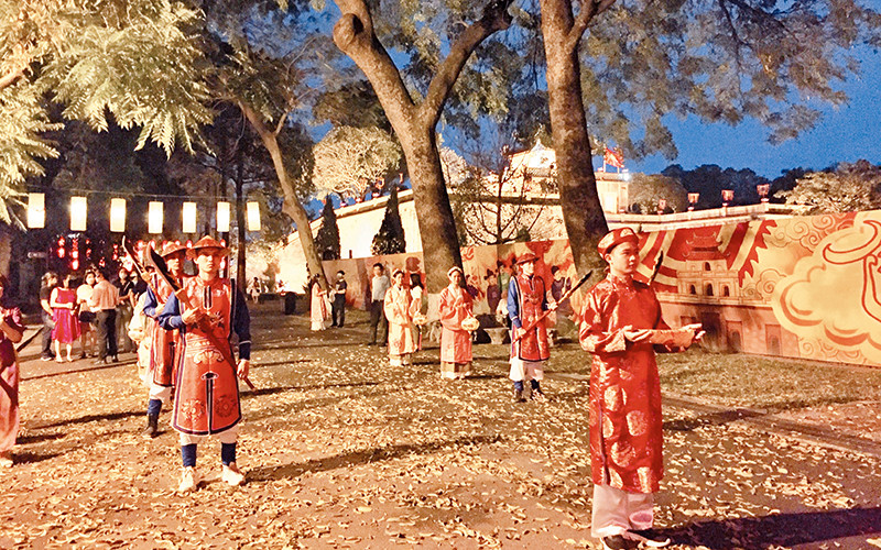 Khách du lịch được "thị vệ hoàng cung" và "cung nữ" hướng dẫn khám phá Hoàng thành.