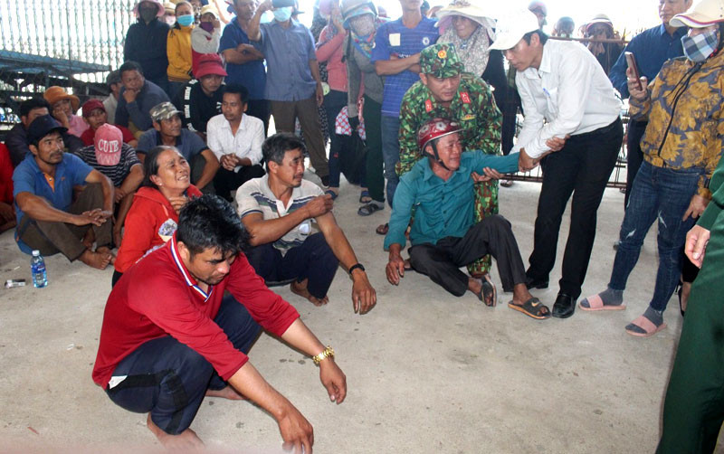 Các ngư dân trên tàu gặp nạn vào bờ an toàn.