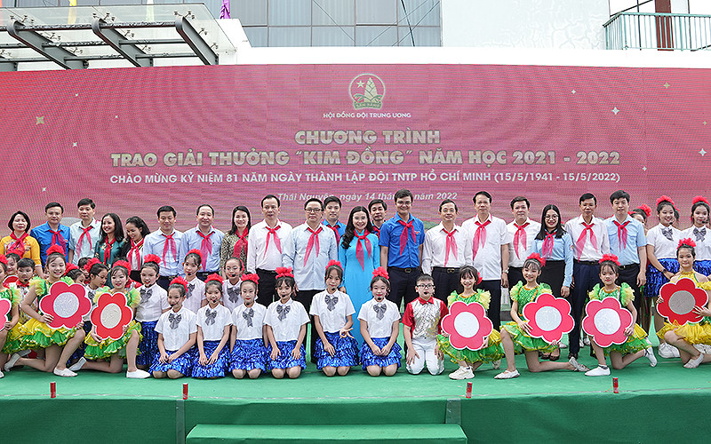 Các đồng chí lãnh đạo, nguyên lãnh đạo Hội đồng Đội Trung ương các thời kỳ chụp ảnh lưu niệm với thiếu niên, nhi đồng tại Ngày hội “Thiếu nhi Việt Nam - Học tập tốt, rèn luyện chăm”.