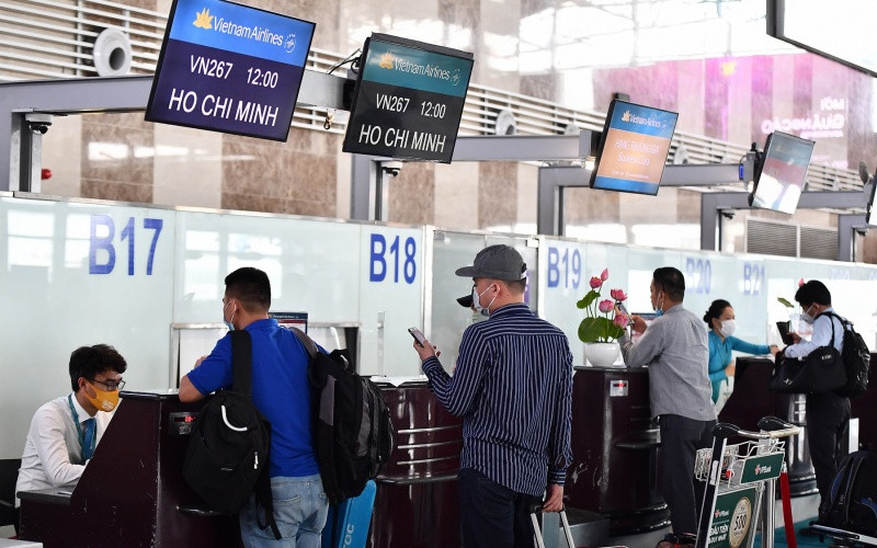 VNA hỗ trợ hành khách đổi vé. (Ảnh: Vietnam Airlines)