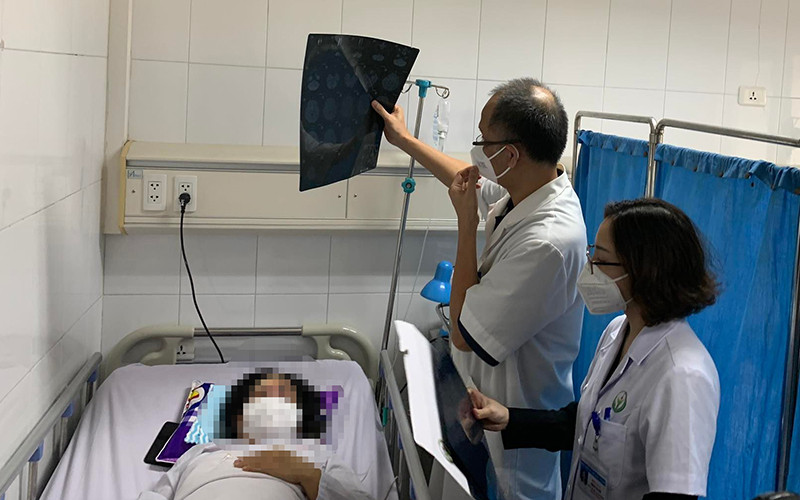 Bệnh nhân đang được chăm sóc đặc biệt sau khi xử lý biến chứng do tiêm filler. 