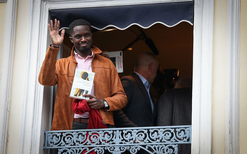 Tác giả Mohamed Mbougar Sarr và cuốn tiểu thuyết "La plus secrete memoire des hommes" đoạt giải Goncourt. (Nguồn: leparisien.fr)