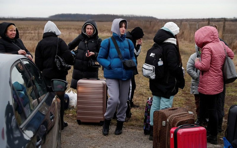 Người lánh nạn từ Ukraine tại khu vực biên giới ở Beregsurany, Hungary, ngày 26/2/2022. (Ảnh: Reuters)