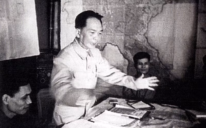 Nhiều nhà nghiên cứu sau này đã so sánh "tiếng sập cửa" của Võ Nguyên Giáp ở Hội nghị Ðà Lạt tháng 5/1946 với "tiếng sập cửa" kết liễu số phận quân xâm lược Pháp ở Ðiện Biên Phủ chín năm sau đó. Trong ảnh: 17 giờ 30 phút ngày 13/3/1954, Ðại tướng, Tổng Tư lệnh Võ Nguyên Giáp ra lệnh nổ súng tiến công Tập đoàn cứ điểm Ðiện Biên Phủ. Ảnh: TTXVN