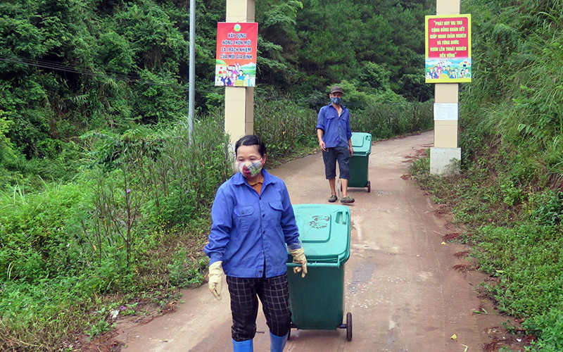 Thu gom rác thải, vệ sinh đường vào thôn Hợp Tân, xã Gia Cát, huyện Cao Lộc (Lạng Sơn).