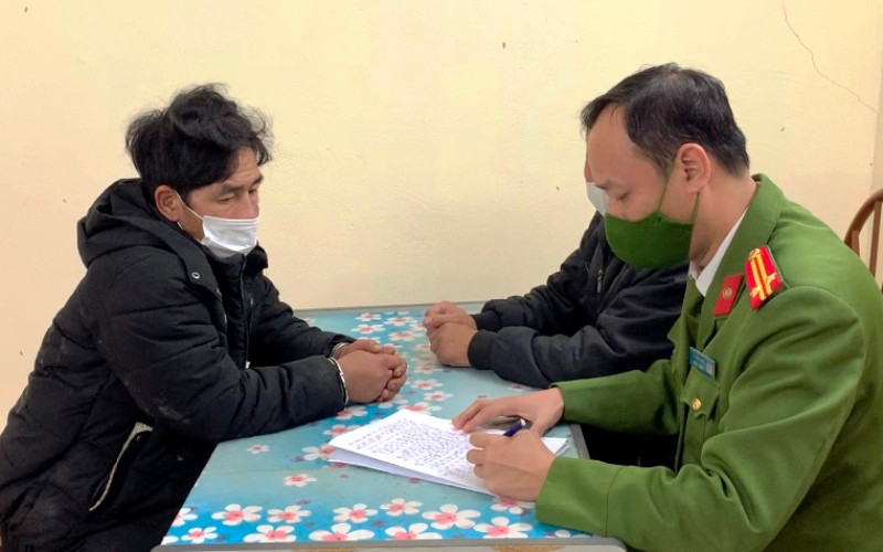 Lực lượng chức năng lấy lời khai đối tượng Pùa Lao Tủa.