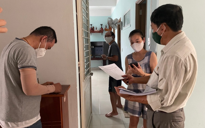 Các hộ dân khu chung cư C2, Nhà A, tổ 38 phường Nại Hiên Đông nhận tiền hỗ trợ chiều 5/8. (Ảnh: Trọng Huy)