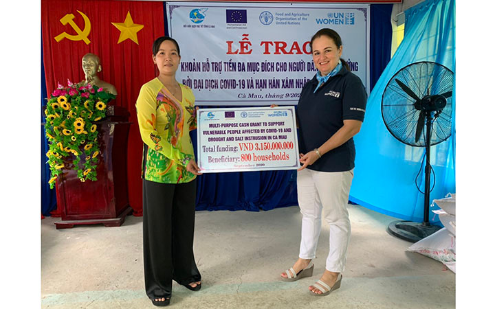Trưởng đại diện UNWomen tại Việt Nam Elisa Fernandez Saenz (phải), trao tượng trưng tiền hỗ trợ cho người dân (Ảnh: UNWomen).