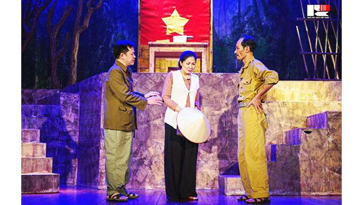 Cảnh trong vở “Đêm trắng” về vụ tham nhũng của Đại tá Trần Dụ Châu trong kháng chiến chống Pháp. Ảnh: Nhà hát kịch Việt Nam cung cấp