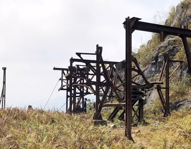 Di tích cáp tời quặng từ thời Pháp thuộc nằm hoang phế trong rừng xã Bản Thi, huyện Chợ Đồn.