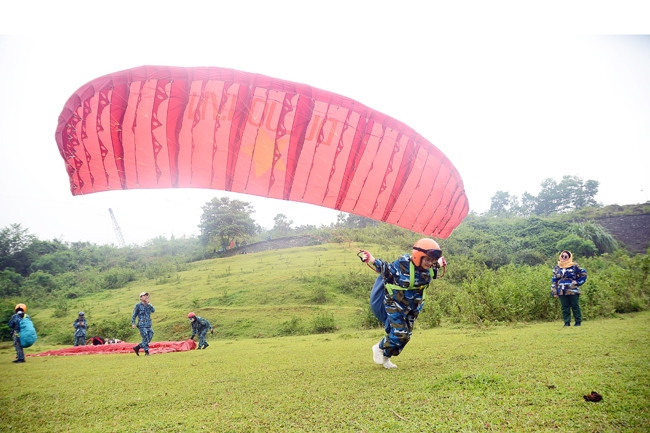 Học viên Nguyễn Thùy Trang trong một lần cất cánh. 