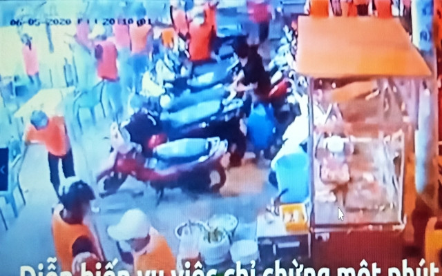 Hình ảnh các đối tượng đập phá tại quán do camera ghi lại.