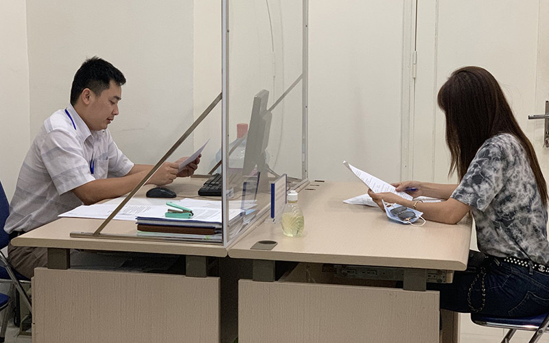 Thanh tra Sở Thông tin và Truyền thông Hà Nội làm việc với chủ tài khoản đăng thông tin sai sự thật. Ảnh: Nam Hào