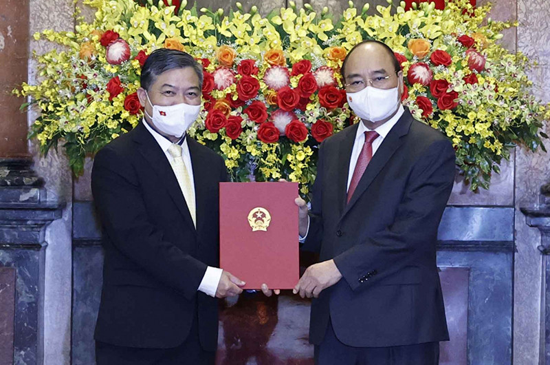 Chủ tịch nước Nguyễn Xuân Phúc trao Quyết định bổ nhiệm Đại sứ Việt Nam tại Campuchia cho ông Nguyễn Huy Tăng. (Ảnh: chinhphu.vn)