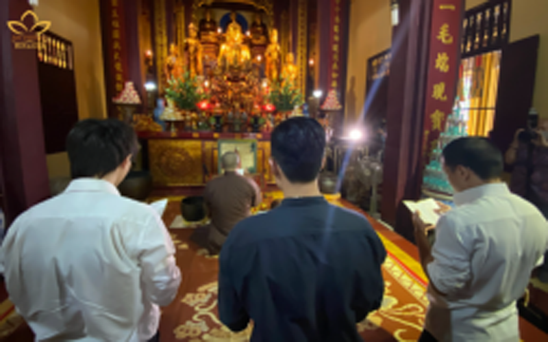 Nhóm rappers sám hối tại chính điện chùa Quán Sứ.