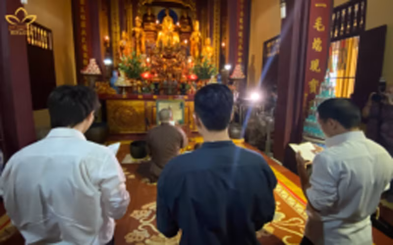 Nhóm rappers sám hối tại chính điện chùa Quán Sứ.