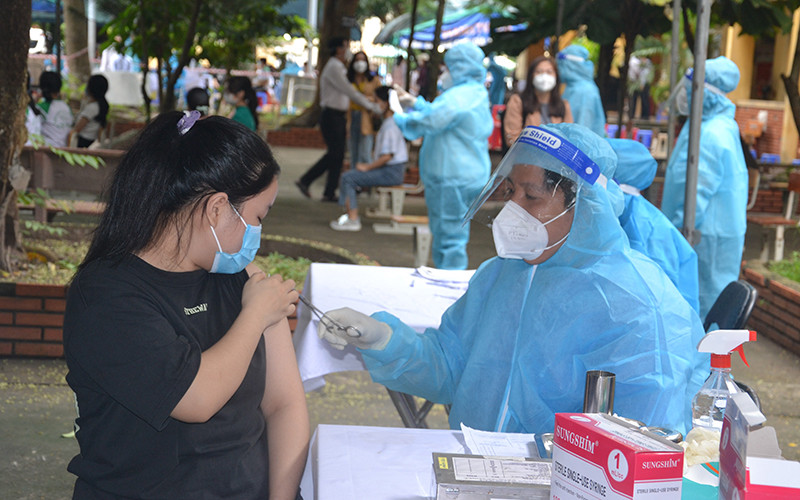 Tiêm vaccine cho học sinh TP Hồ Chí Minh. 