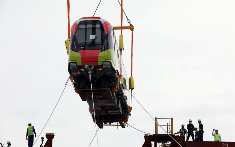 7 giờ 30 phút ngày 18-10, đoàn tàu đầu tiên của tuyến đường sắt đô thị Nhổn - Ga Hà Nội đã được đưa lên bờ tại cảng Nam Hải Đình Vũ, Hải Phòng. Trước đó, chiếc tàu biển chở đoàn tàu khởi hành từ cảng Dunkirk (Pháp) ngày 2-9, đã cập cảng sớm hơn dự kiến một tuần.