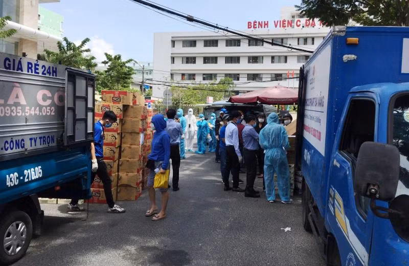 Nhiều chuyến xe chở hàng người dân ủng hộ các bác sĩ tuyến đầu.