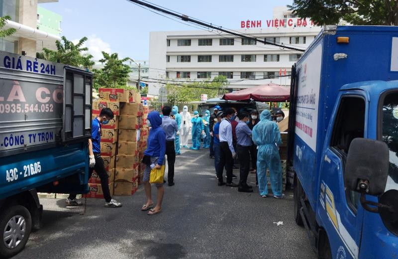 Nhiều chuyến xe chở hàng người dân ủng hộ các bác sĩ tuyến đầu.