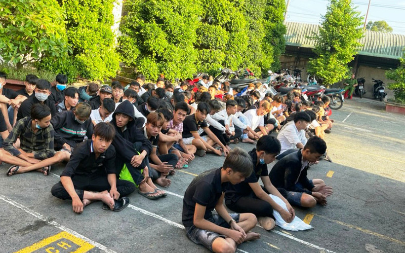 Các “quái xế” được đưa về cơ quan công an.